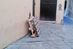 Viterbo - Bancali “parcheggiati” in via dell'Archetto