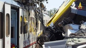Bari - Schianto fra due treni
