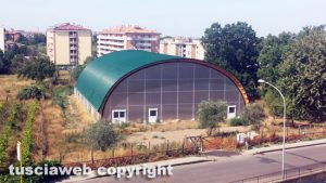 Viterbo - La palestra di santa Barbara invasa dalle erbacce