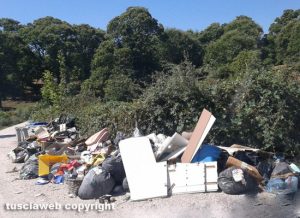 Viterbo - Discarica a cielo aperto in strada Novepani