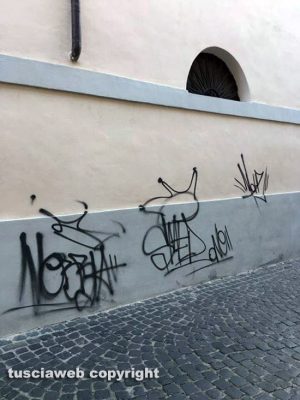 Capranica - Vandali in azione su muri appena rifatti