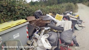 Viterbo - Rifiuti in strada Novepani