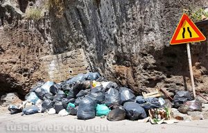 Viterbo - La montagna di rifiuti su via del Pilastro
