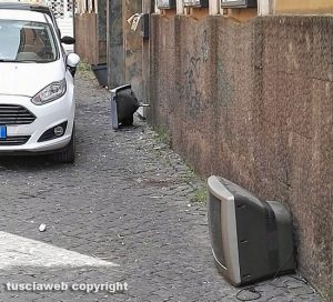 Viterbo - Televisori abbandonati in via del Pavone