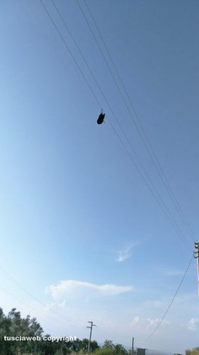 Viterbo - Scarpe sui fili elettrici a strada Sasso San Pellegrino