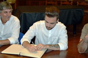Tarquinia - Alessio autografa il libro delle firme