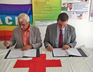 Viterbo - Il presidente della Fondazione Oltre noi onlus Maurizio Casciani e il presidente della Croce rossa italiana Marco Sbocchia firmano l'intesa