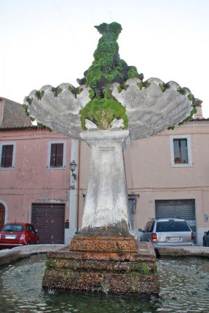 Cellere - Il fontanone coperto di muschio 