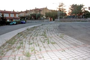 Cellere - Il parcheggio coperto da erbacce 