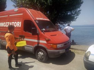 Vigili del fuoco in azione al lago di Bolsena