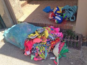 Montalto di Castro - Gli oggetti sequestrati ad alcuni venditori ambulanti
