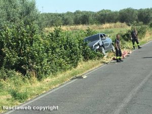 Viterbo - Auto fuori strada sulla Cassia Sud
