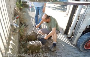 Grotte Santo Stefano - Cittadini al lavoro per sistemare la panchina