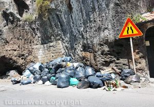 Viterbo - La montagna di rifiuti su via del Pilastro