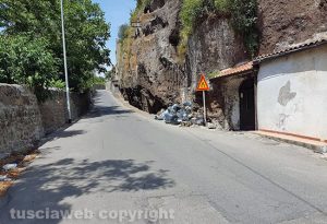 Viterbo - La montagna di rifiuti su via del Pilastro