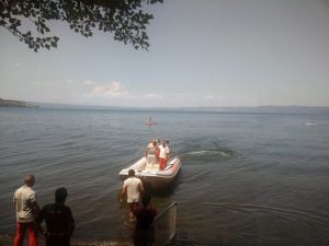 Vigili del fuoco in azione nel lago di Bolsena