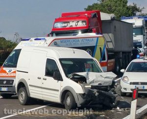 Tarquinia - Aurelia bis - Scontro auto-furgone, 5 feriti
