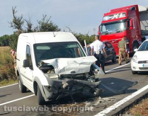 Tarquinia - Aurelia bis - Scontro auto-furgone, 5 feriti