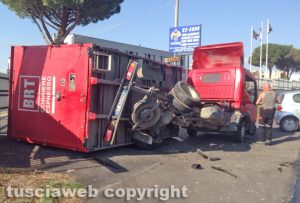 Viterbo - Tuscanese - Scontro auto-camion, rimorchio si ribalta