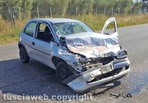 Viterbo - Tuscanese - Scontro auto-camion, rimorchio si ribalta