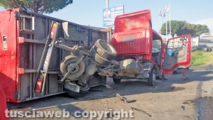 Viterbo - Tuscanese - Scontro auto-camion, rimorchio si ribalta