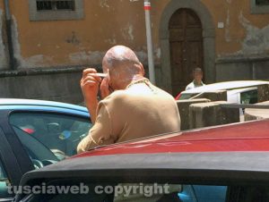 Viterbo - Piazza San Faustino - Mezzo nudo si lava e lava i vestiti nella fontana