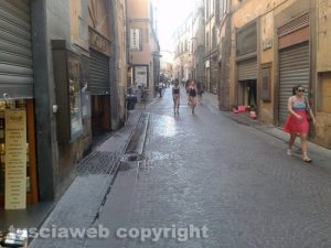 Viterbo - I funerali di Nadia Benedetti - La saracinesche abbassate