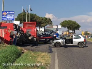 Viterbo - Tuscanese - Scontro auto-camion, rimorchio si ribalta