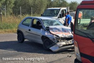 Viterbo - Tuscanese - Scontro auto-camion, rimorchio si ribalta