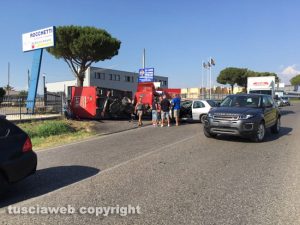 Viterbo - Tuscanese - Scontro auto-camion, rimorchio si ribalta