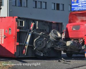 Viterbo - Tuscanese - Scontro auto-camion, rimorchio si ribalta