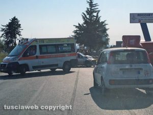 Viterbo - Tuscanese - Scontro auto-camion, rimorchio si ribalta