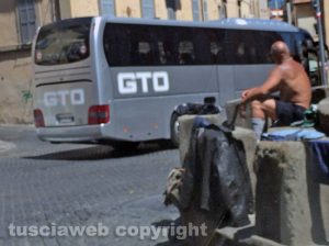 Viterbo - Piazza San Faustino - Mezzo nudo si lava e lava i vestiti nella fontana