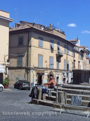 Viterbo - Piazza San Faustino - Mezzo nudo si lava e lava i vestiti nella fontana