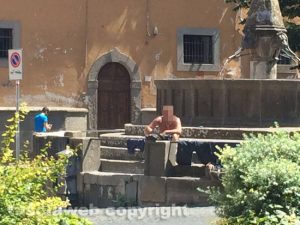 Viterbo - Piazza San Faustino - Mezzo nudo si lava e lava i vestiti nella fontana