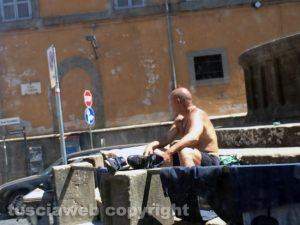 Viterbo - Piazza San Faustino - Mezzo nudo si lava e lava i vestiti nella fontana