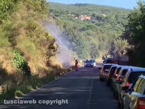 Viterbo - Incendio sulla Sammartinese, traffico in tilt