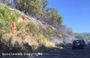 Viterbo - Incendio sulla Sammartinese, traffico in tilt
