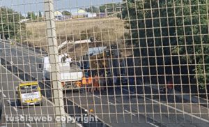 Montalto di Castro - Camion con escavatore danneggia ponte sull’Aurelia