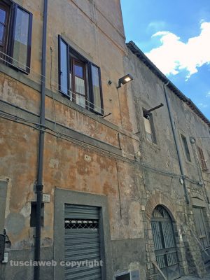 Viterbo - Illuminazione pubblica accesa in pieno giorno
