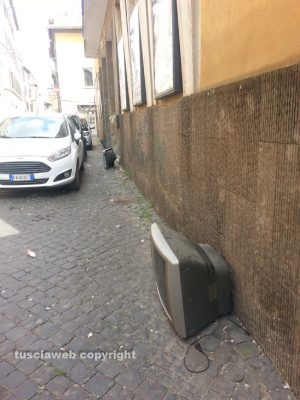 Viterbo - Tv abbandonato in via del Pavone 