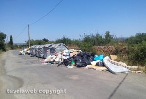 Viterbo - L'isola ecologica all'ingresso di strada Macchia del conte