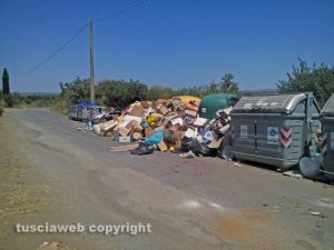Viterbo - L'isola ecologica all'ingresso di strada Macchia del conte