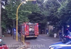 Viterbo - Auto in fiamme a viale Trieste