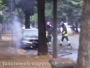 Viterbo - Auto in fiamme a viale Trieste