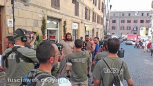 Martin Castrogiovanni e Alessio Sacara in giro per Viterbo con la troupe di Dmax