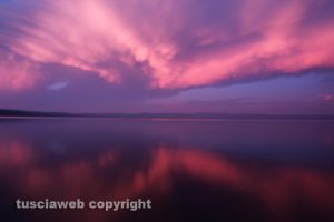 Riflessi rosa sul lago di Bolsena