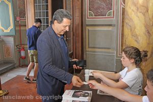 Giulio Marini paga il biglietto all'ingresso della Sala Regia