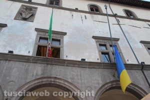 Terrorismo islamico - Strage di Dacca - Bandiere a mezz'asta in comune per Nadia Benedetti