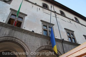 Terrorismo islamico - Strage di Dacca - Bandiere a mezz'asta in comune per Nadia Benedetti